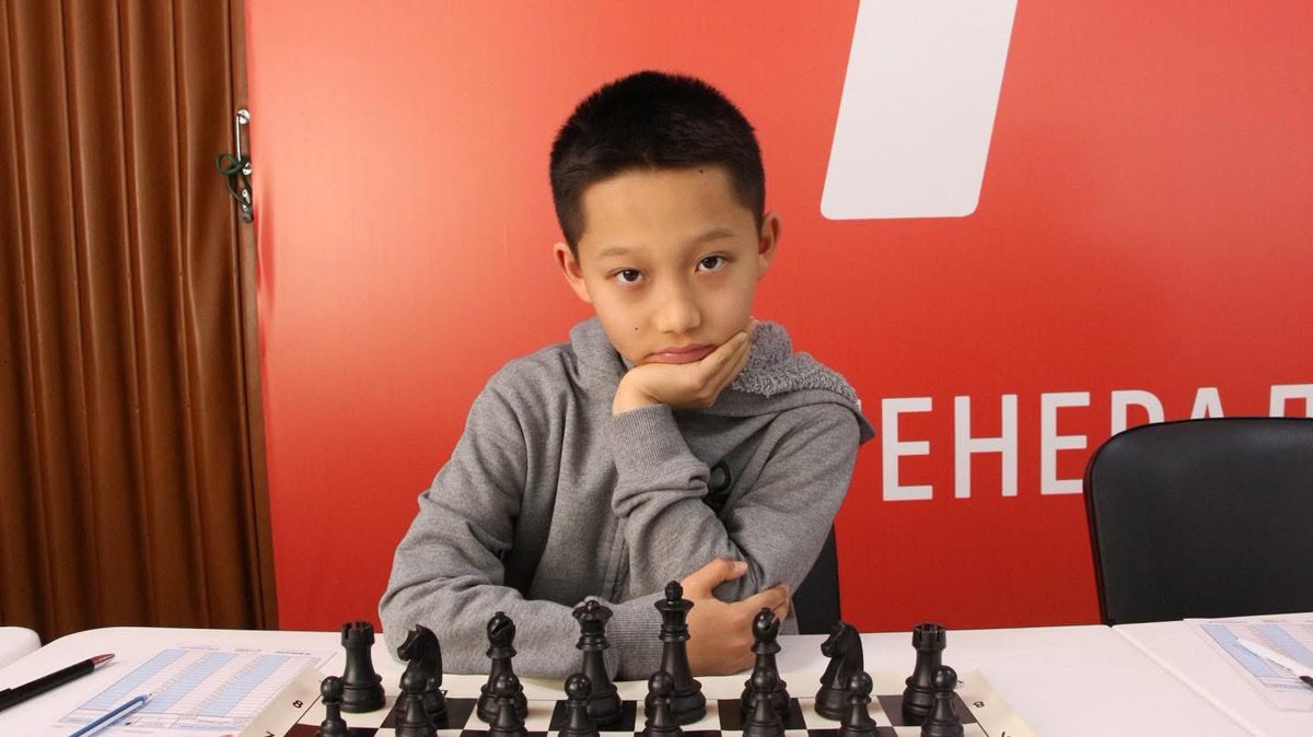 Роман Шогджиев побил рекорд, став самым молодым международным мастером в мире в возрасте 10 лет, 3 месяца и 21 день.
Поздравляем!