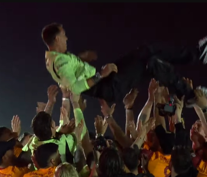 Efsane, omuzlarda! 💛❤️