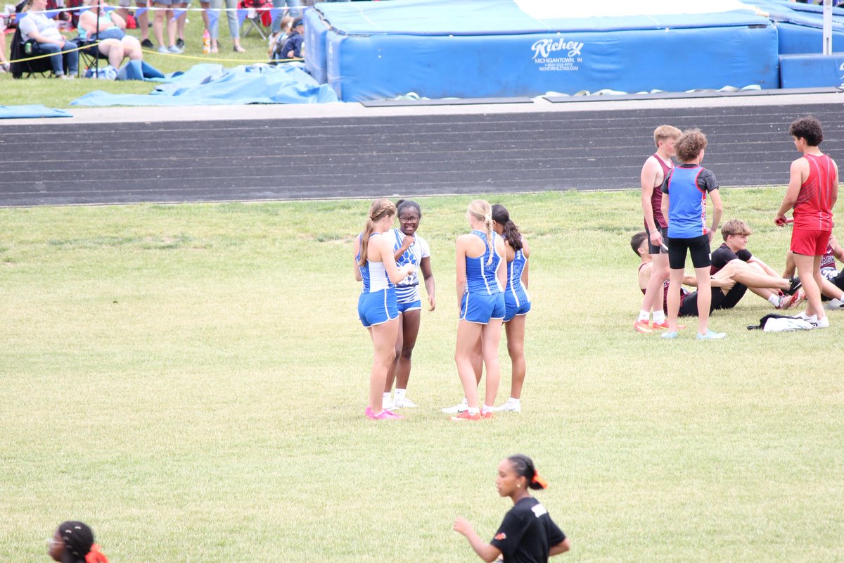 ScottieTrack's tweet image. Yesterday’s group came in not knowing what the school record was or who held it, but that didn’t stop them from setting 2 NEW SCHOOL RECORDS. Congratulations girls!! The future is bright and yours for the taking.
@GHSScottieSport
@coachjstinson
@Caralee_bren
@LeslieGentry72