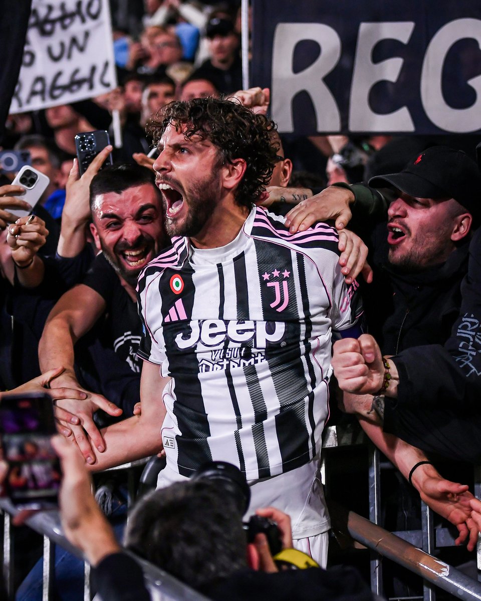 brfootball's tweet photo. Locatelli scored the penalty in the 73rd minute to give Juventus the 3-2 win over Venezia and secure Champions League football next season.

The fans were loving it 🖤🤍 https://t.co/uq35jbClBh