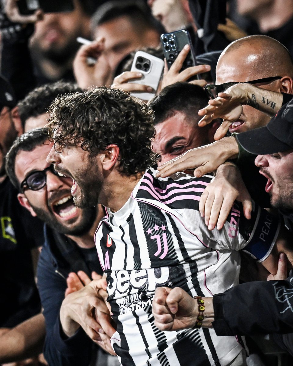 brfootball's tweet photo. Locatelli scored the penalty in the 73rd minute to give Juventus the 3-2 win over Venezia and secure Champions League football next season.

The fans were loving it 🖤🤍 https://t.co/uq35jbClBh
