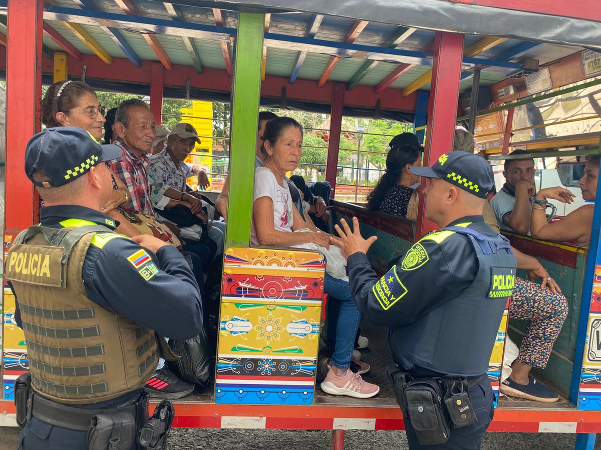 Policiantioquia's tweet photo. En #Támesis, se socializaron pautas para prevenir la violencia sexual en el transporte público, promoviendo la denuncia y protección de niños, niñas y adolescentes. #ActuandoPorAntioquia https://t.co/mt8eXSm2rc