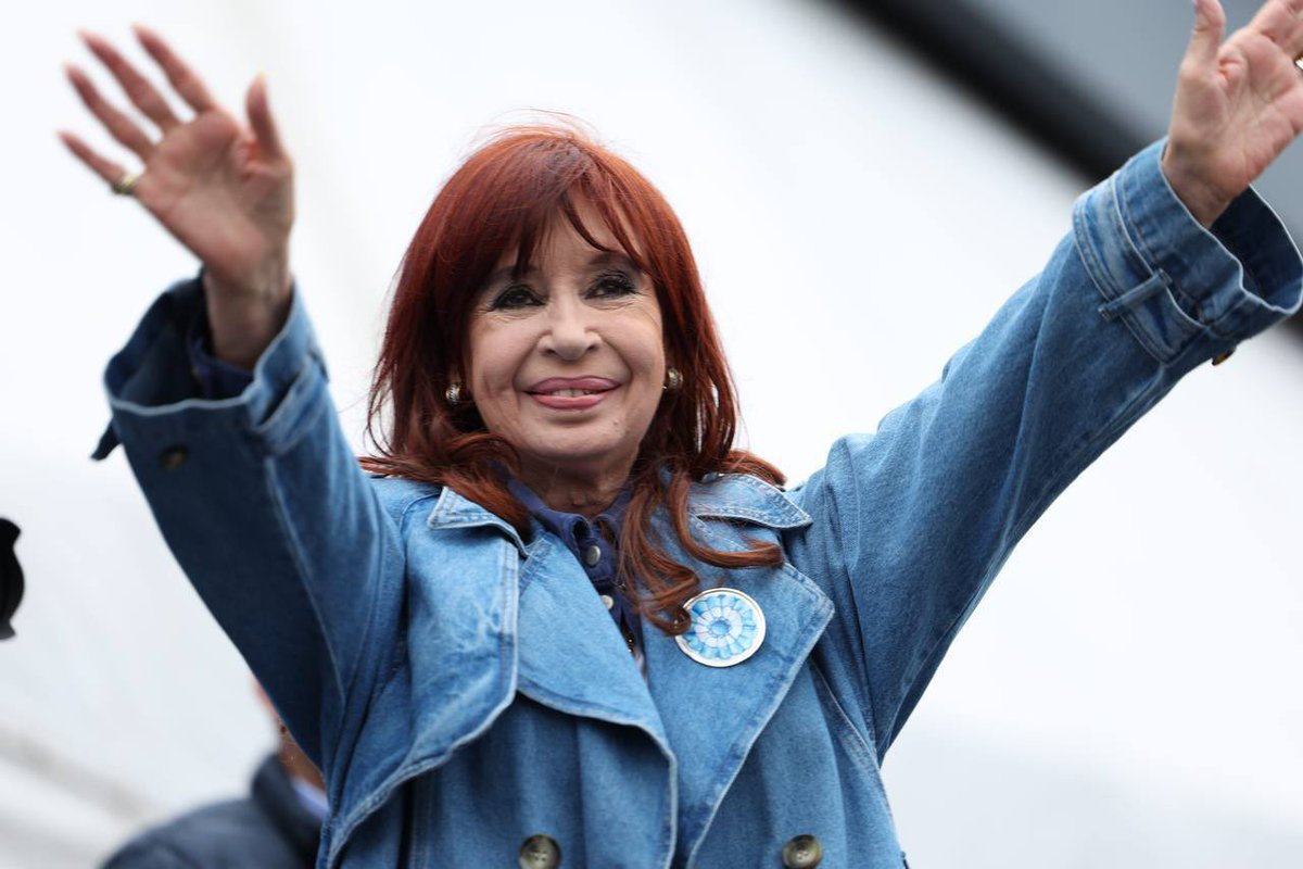 Alejandro Dichiara (@enriquedichiara) on Twitter photo “Hay que dejar de ser militantes electorales para volver a ser militantes políticos.”
Acompañamos a <a href="/CFKArgentina/">Cristina Kirchner</a> en el Encuentro de la Cultura Popular, a 22 años de la asunción de Néstor. En un nuevo 25 de Mayo, reivindicó la cultura como expresión de lucha popular y advirtió “Hay que dejar de ser militantes electorales para volver a ser militantes políticos.”
Acompañamos a <a href="/CFKArgentina/">Cristina Kirchner</a> en el Encuentro de la Cultura Popular, a 22 años de la asunción de Néstor. En un nuevo 25 de Mayo, reivindicó la cultura como expresión de lucha popular y advirtió