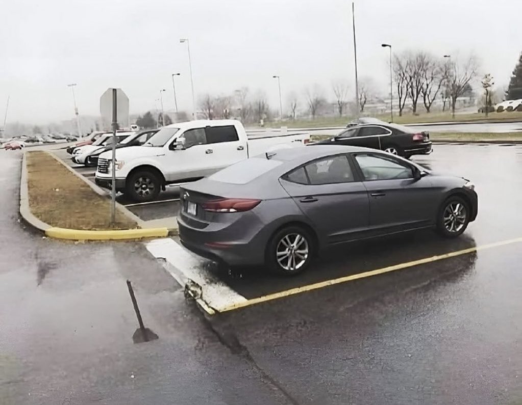 Ain’t no way they thought this was a parking spot. They gotta be fried af 😭