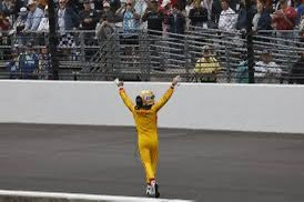 Un piloto que emigró a América en busca de una oportunidad. Nadie lo sabia, pero era el nacimiento de una LEYENDA de España en las américas. Tricampeón del mundo de la IndyCar, pero él quería esa carrera, la más legendaria de la historia. Don ÁLEX PALOU ya tiene la Indy500