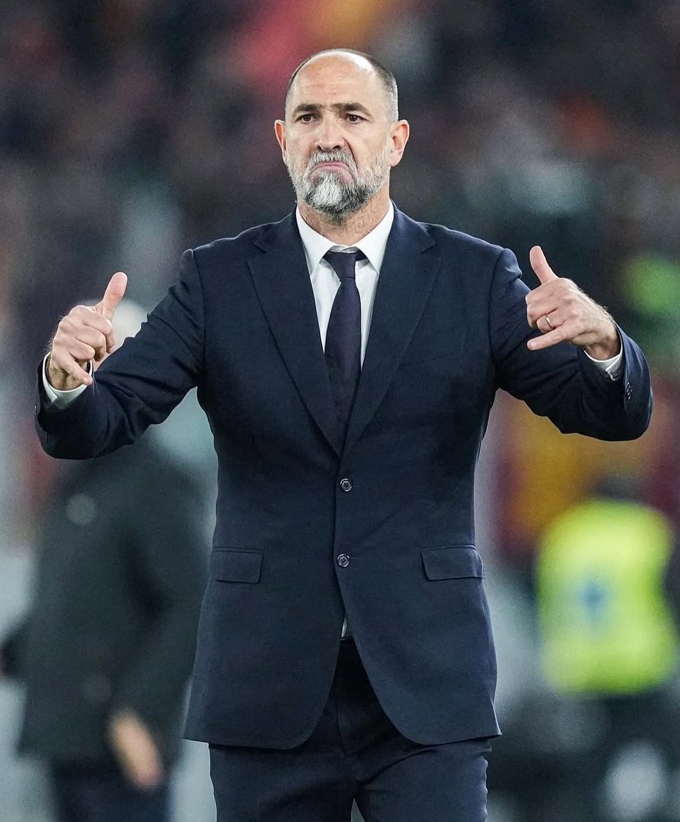 AroundTurin's tweet photo. You arrived at a difficult time, with a team in pieces. You brought the environment back together and despite the difficulties you achieved the result. Thank you mister #Tudor, thank you for all the love you have for our #Juve ⚪️⚫️ https://t.co/LK3Y4zlaG4