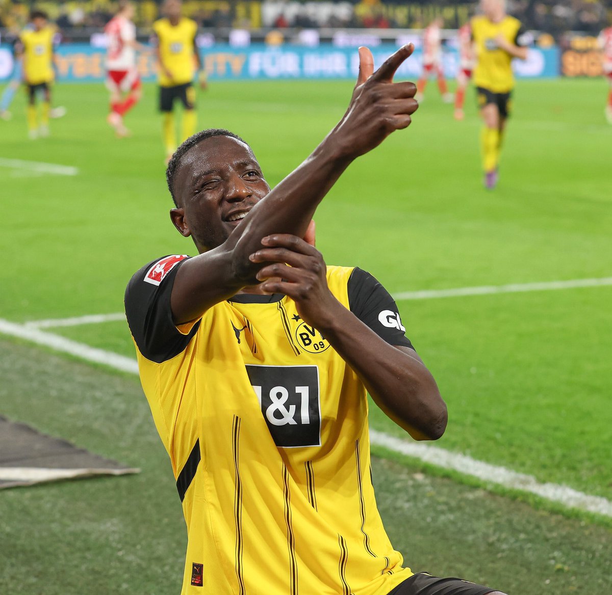 _BeFootball's tweet image. Les cinq grands championnats, 𝗖'𝗘𝗦𝗧 𝗙𝗜𝗡𝗜 ! 😪👋

Ça vous dit une rétrospective ? 

🌟 Meilleur joueur :
💎 Révélation :
🌪️ Meilleur dribbleur :
❌ Pire flop :
🤔 Pire joueur de votre club de coeur :
😆 Meilleur joueur de votre club de coeur :
🟡 Ballon d'Or :

À vos…