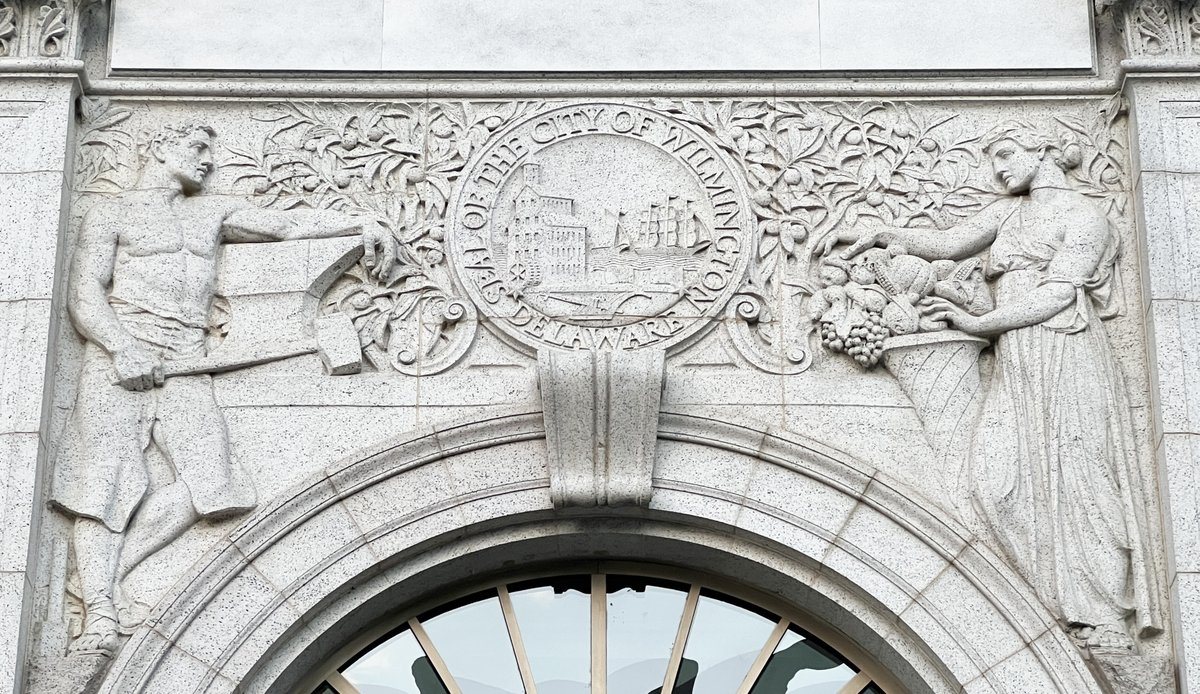 Judging from the direction of her gaze, I'm gonna say Charles Keck's 1916 Agriculture Lady on #RodneySquare #WilmingtonDE is getting Industry Boy's message with that provocatively juxtaposed mallet