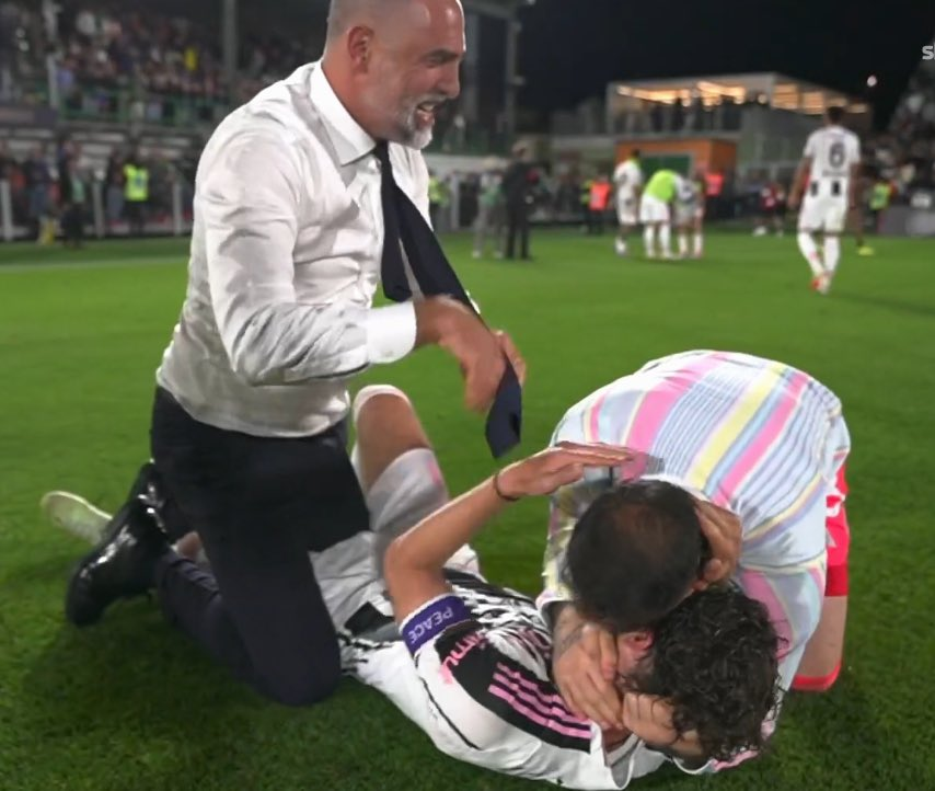 toselluc's tweet photo. Qui ho pianto come un bimbo.
Igor, Manu, Pinso: gente da Juve.

Purtroppo c'è poco da festeggiare.
Questa stagione è stata tragica e almeno tamponiamo con la conquista dell'obiettivo minimo.

Eppure riesco ancora ad emozionarmi per queste cose.

Non ditemi che è solo un gioco.
Forza Juve.