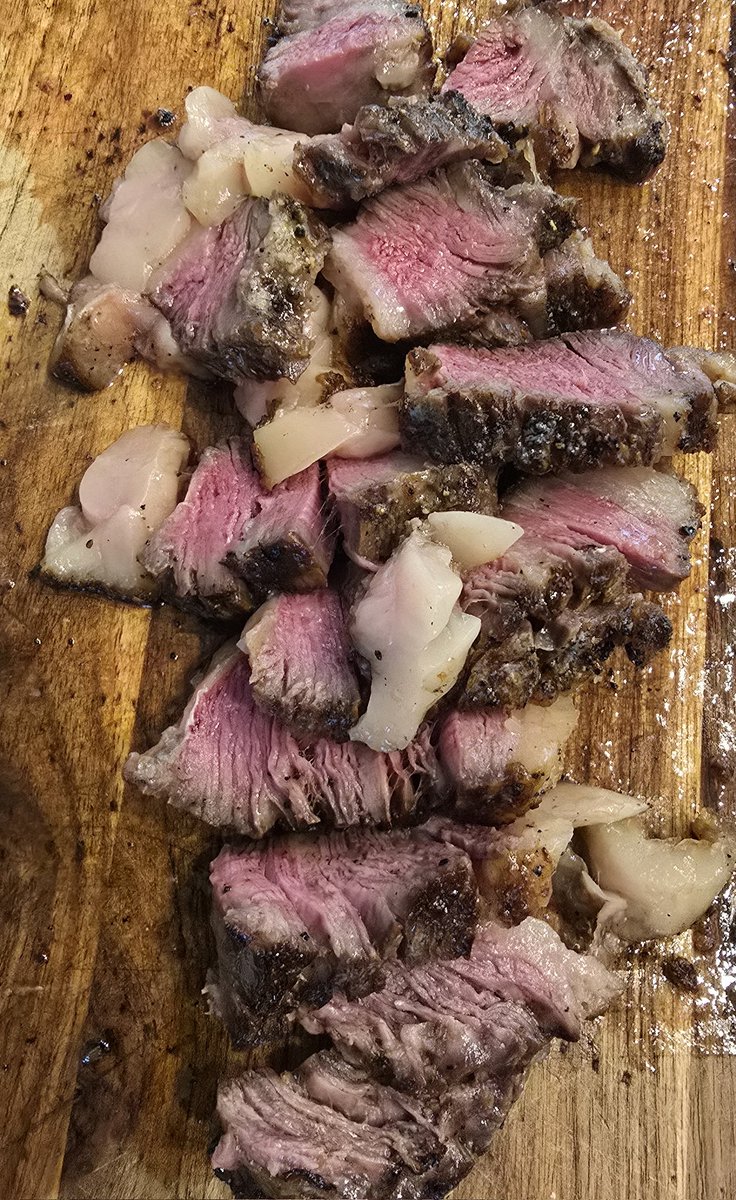 Don't you just love when you impress yourself with a steak? 🥩

1.5 lb ribeye, oven baked, finished on the grill. Unexpectedly, one of the best ribeyes I've ever cooked myself.