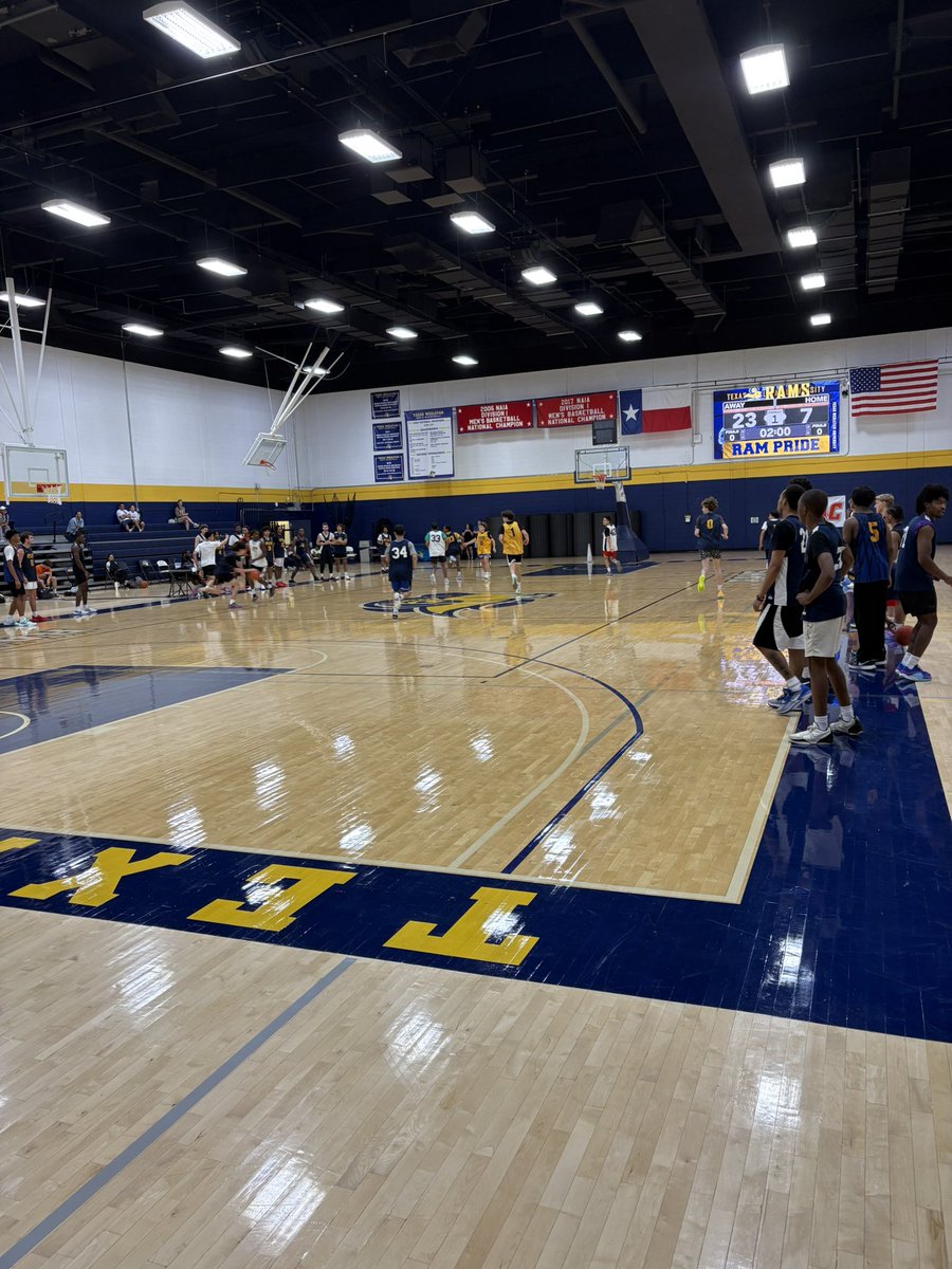 txweshoops's tweet photo. Great ENERGY in both camp sessions today! #RamsUp 🐏����🔥 https://t.co/NKR0gXstOZ
