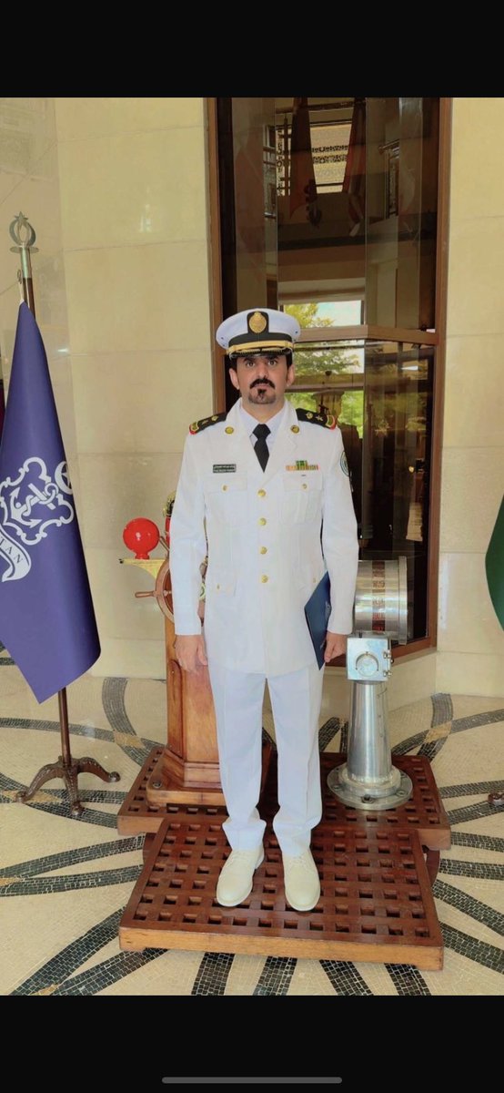 نبارك لسعادة المقدم / نواف بن عبدالله بن فجحان 
هذا التميز القيادي 
وتخرجه من دورة القيادة والأركان بدولة باكستان وحصوله على درجة الماجستير في العلوم العسكرية والبحرية
نسأل الله له التوفيق والسداد 
لخدمة الدين ثم المليك والوطن