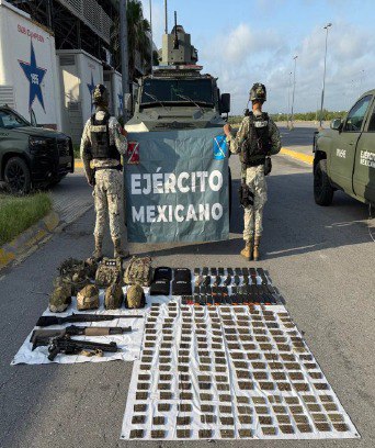 #ULTIMAHORA 
#EJERCITOMEXICANO y #GuardiaNacional aseguraron armamento, cartuchos, cargadores y equipo táctico, al realizar reconocimientos en la carretera Nuevo Laredo - Ciudad Anáhuac, Nuevo Laredo, Tamps., presuntamente pertenecientes al #CarteldelNoreste. #Tamaulipas <a href="/Milenio/">Milenio</a>