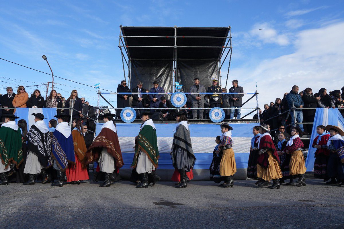 ¡GRACIAS CALETA OLIVIA!

No puedo dejar de agradecer a todos los caletenses que hicieron posible un 25 de Mayo histórico. Gracias a quienes trabajaron incansablemente para que vivamos un gran día patriótico.

A los niños, jóvenes y adultos que desfilaron con orgullo, a las