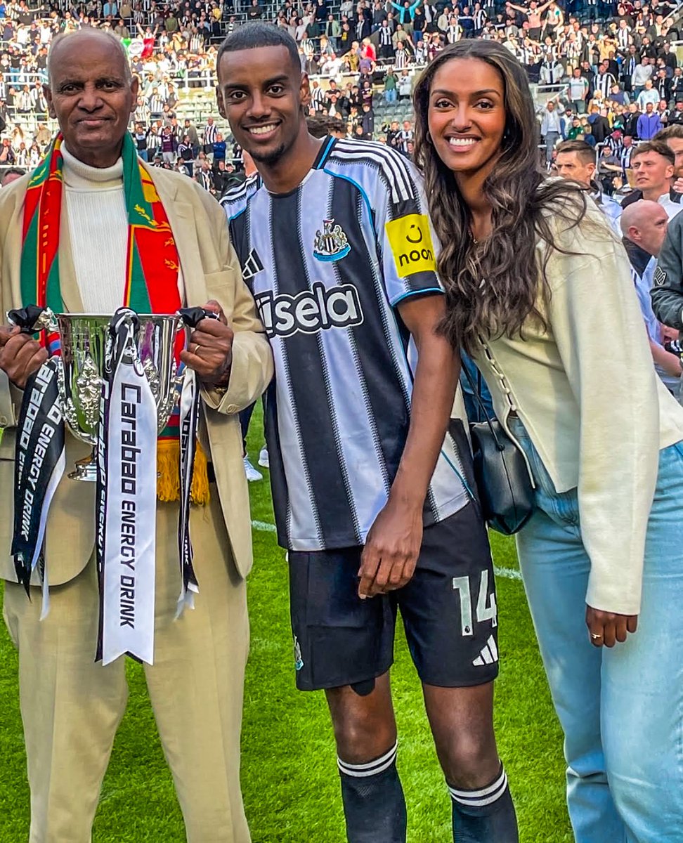 🇸🇪🇪🇷 Alexander Isak with his family after Newcastle's match today! 🖤🤍
