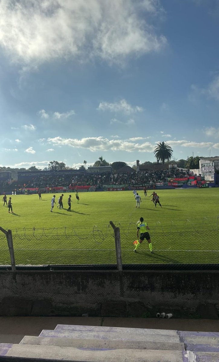 Camilito_8's tweet photo. Lo rescatable, como siempre, es la gente. Los que estamos en las buenas y en las malas

Lejos de nuestra casa, en el otro extremo de Montevideo

La hinchada de Rampla es la más sufrida del Fútbol Uruguayo.
En la malas así, imagínate peleando un campeonato...

Siempre Rampla ❤️💚 https://t.co/XOSxE3yCzB
