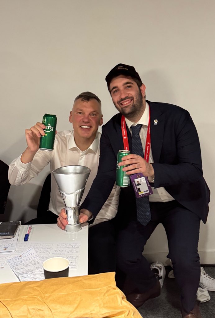 13 yıl önce Panathinaikos oyuncusu iken röportaj yaptığı Jasikevicius’la yıllar sonra beraber aynı ekipte Avrupa Şampiyonluğu yaşamak. Muazzam hikaye.