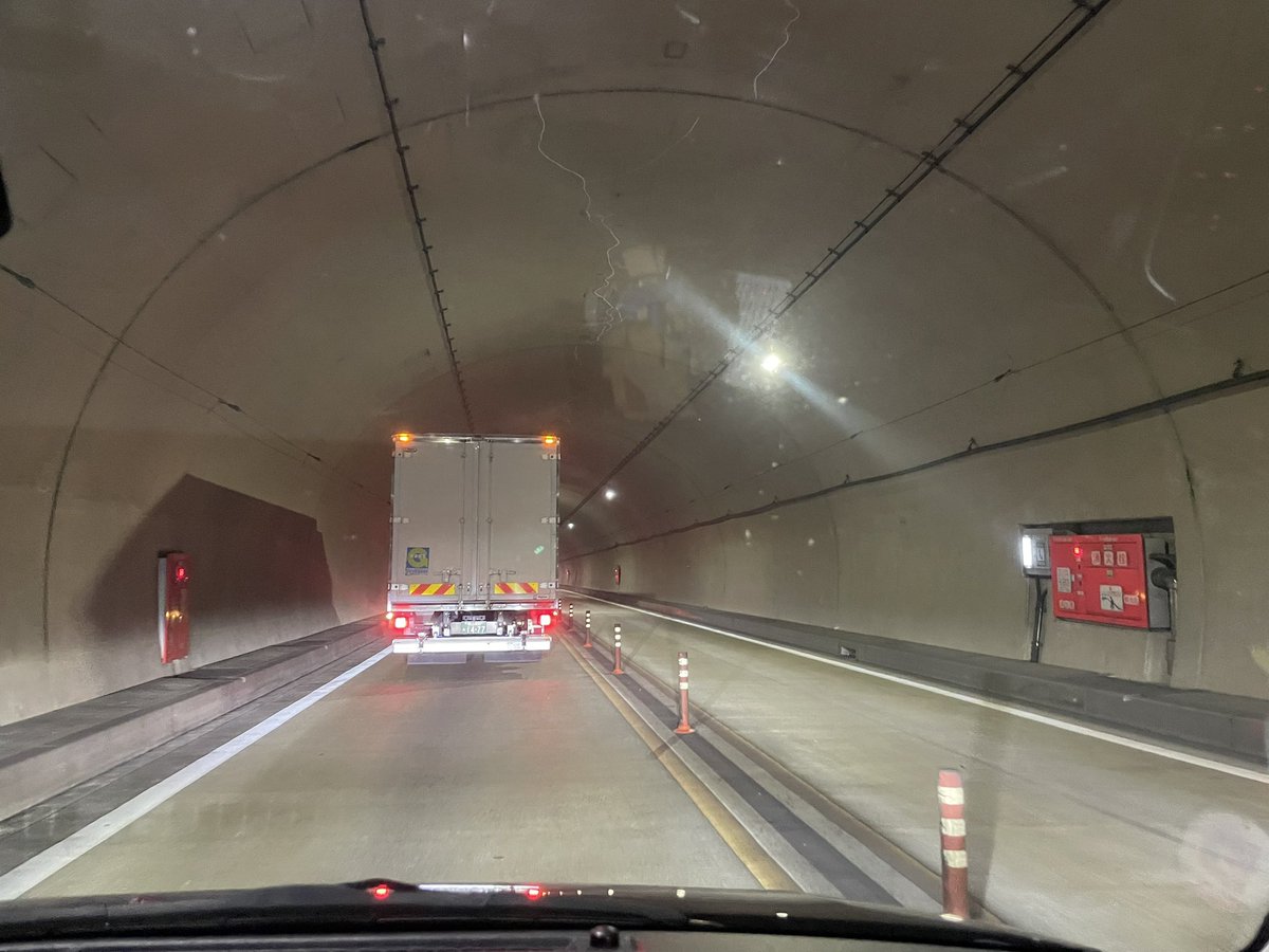 木原バイパス、下りの糸崎手前のトンネル内で停車💦
この先事故ってるんかな？
#尾道バイパス
#木原バイパス
#三原バイパス