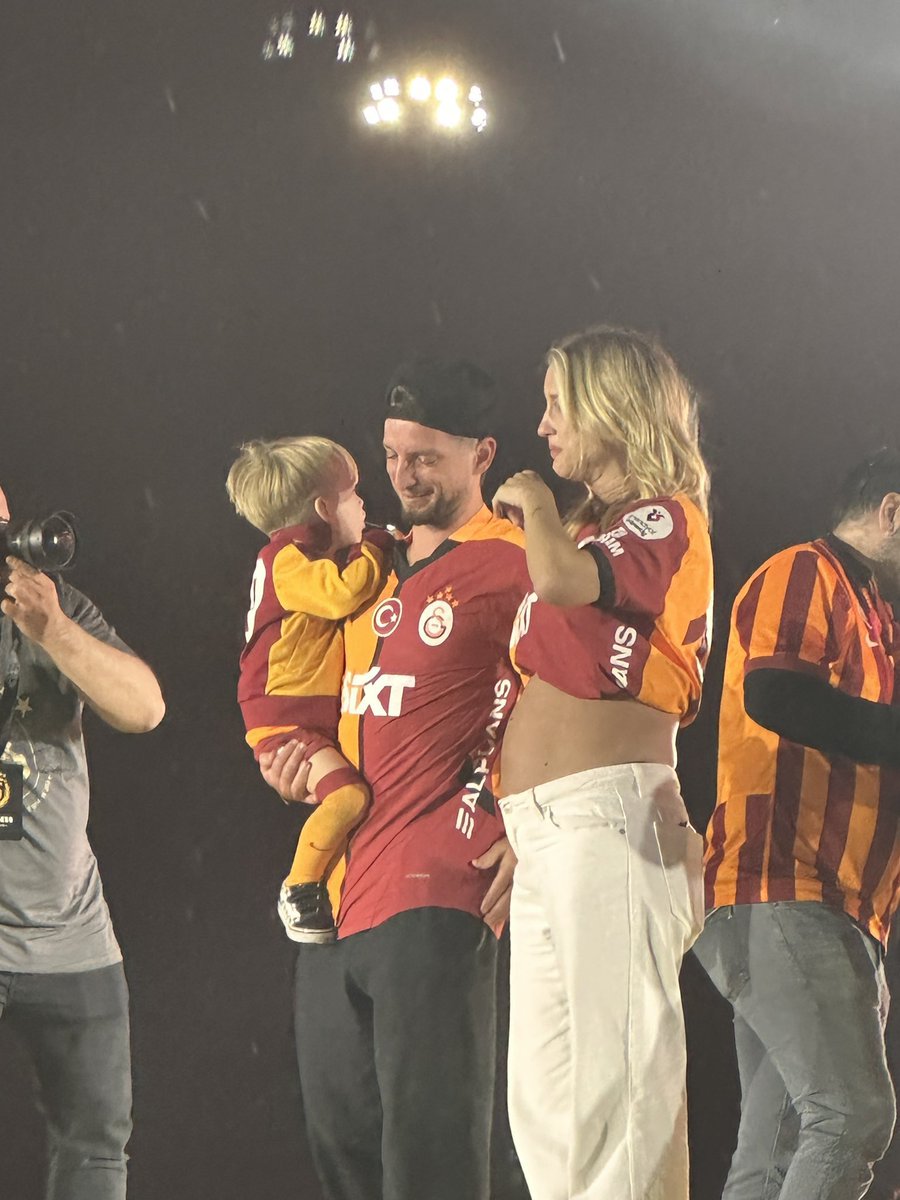 Bitti diye üzülme yaşandı diye sevin.