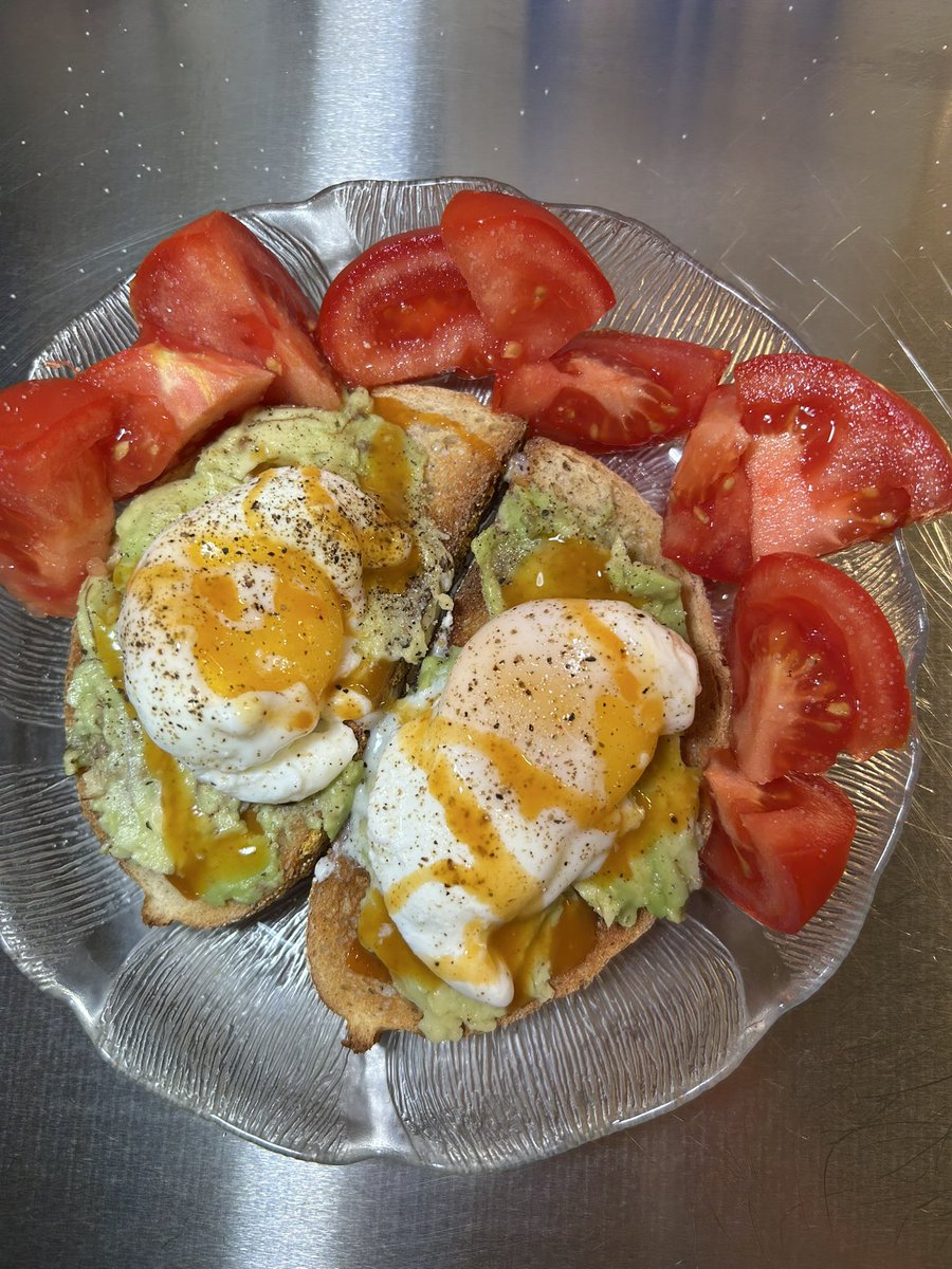 JeffsJourney_Eh's tweet image. Yes or no???? #avocadotoast #poachedeggs #tasty #breakfastforsupper #fastmeal #easymeal