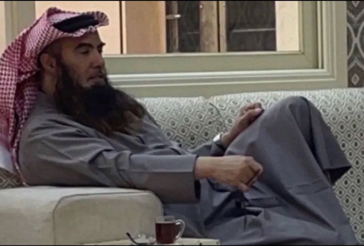 - متعب التركي 

صاحبي.. لو كان للناس والدنيا أمان
ماتموت ورود الأحلام قبل نشمّها

خل عنك علوم الأحباب.. واللِّي كان كان
انتهيت.. وسيرة الشوق ماني يمّها

كلما تظما لياليك قمت اكتب عشان
تنزف جروحي والأيام تشرب دمّها

الكلام الموحش يخاف نور الشمعدان
تحترق أسمى معانيه قبل يضمّها

كل