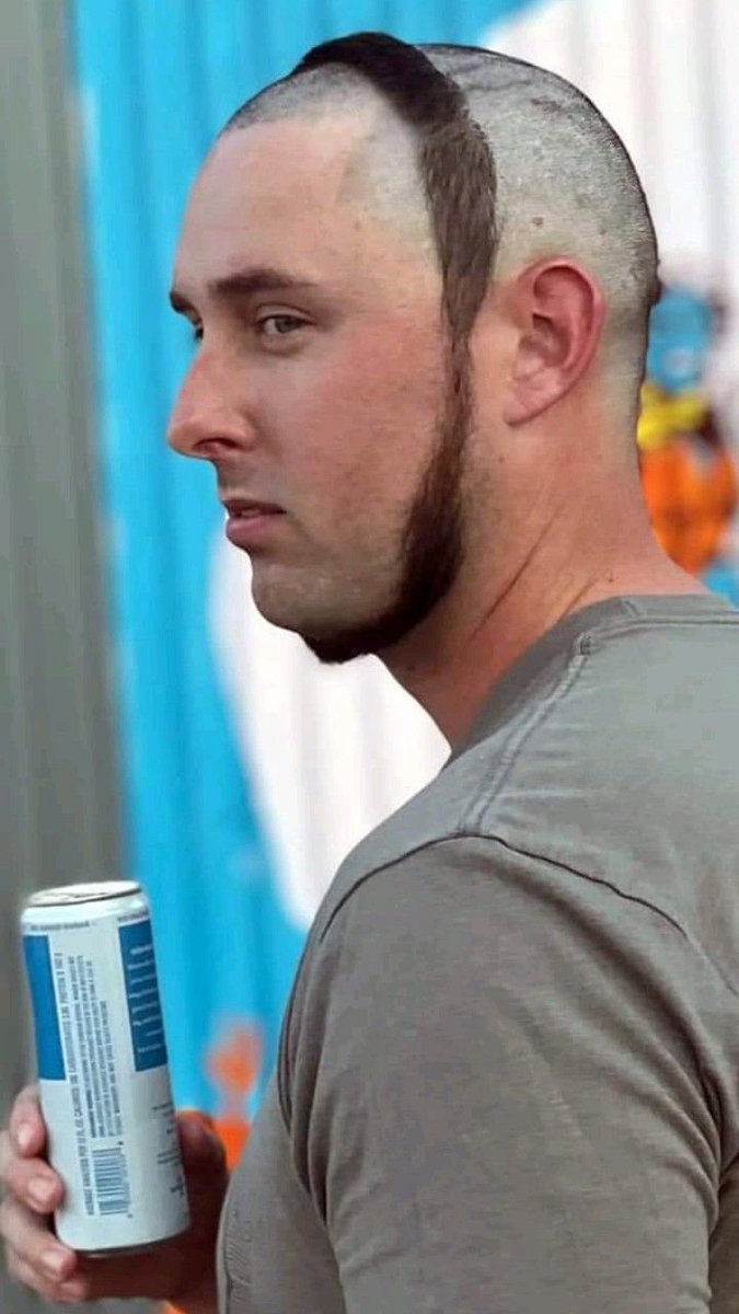 Buscando nuevos cortes de pelo con los que sentir que mi vida es apasionante y está llena de cambios.