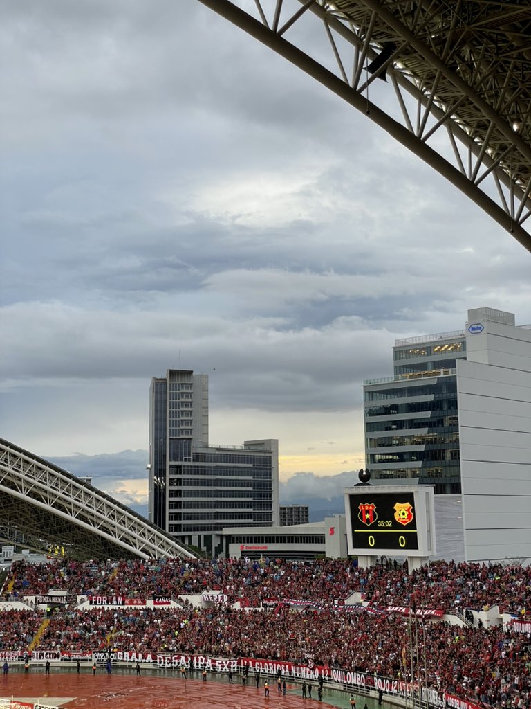 ¡Mira al frente y ve una hinchada de verdad!

Tu Gente siempre, VAMOS NOSOTROS ❤️🖤