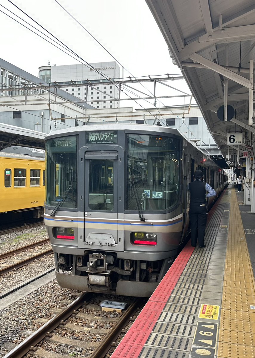 高松駅】快速マリンライナー（女性客室乗務員による乗客案内