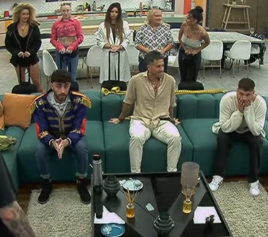 staylvnder's tweet photo. las mujeres que se rompen el lomo por el show a punto de irse y los varones tibios sentados con la final asegurada

vivimos en una sociedad…

#GranHermano https://t.co/E5QGtLYL6T