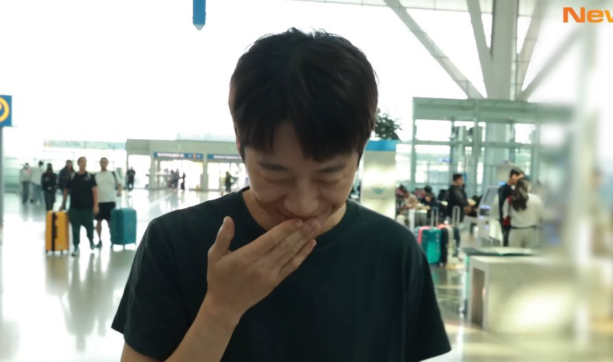 kdramazi's tweet photo. Its so cute how he always covering his mouth with his hand when hes shy😭 he exactly looks like that cute dog meme😭 #ResidentPlaybook https://t.co/Nj8OexmvC6