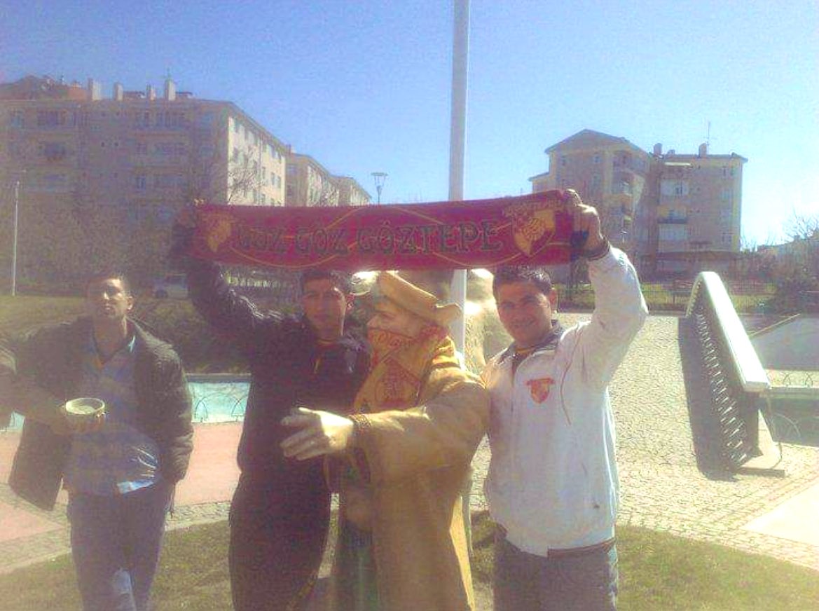 serrogram's tweet image. mavi gömleğin altına giydiğim formayla valideye patene gidiyorum diyip evden çıktığım olaylı bugsaş deplasmanı 2010-11. maç öncesi ankara emniyetinin bizi saatlerce beklettiği melih gökçek’in harikalar diyarı. ufuk tanrıverdi ve müthiş heykeller ile..