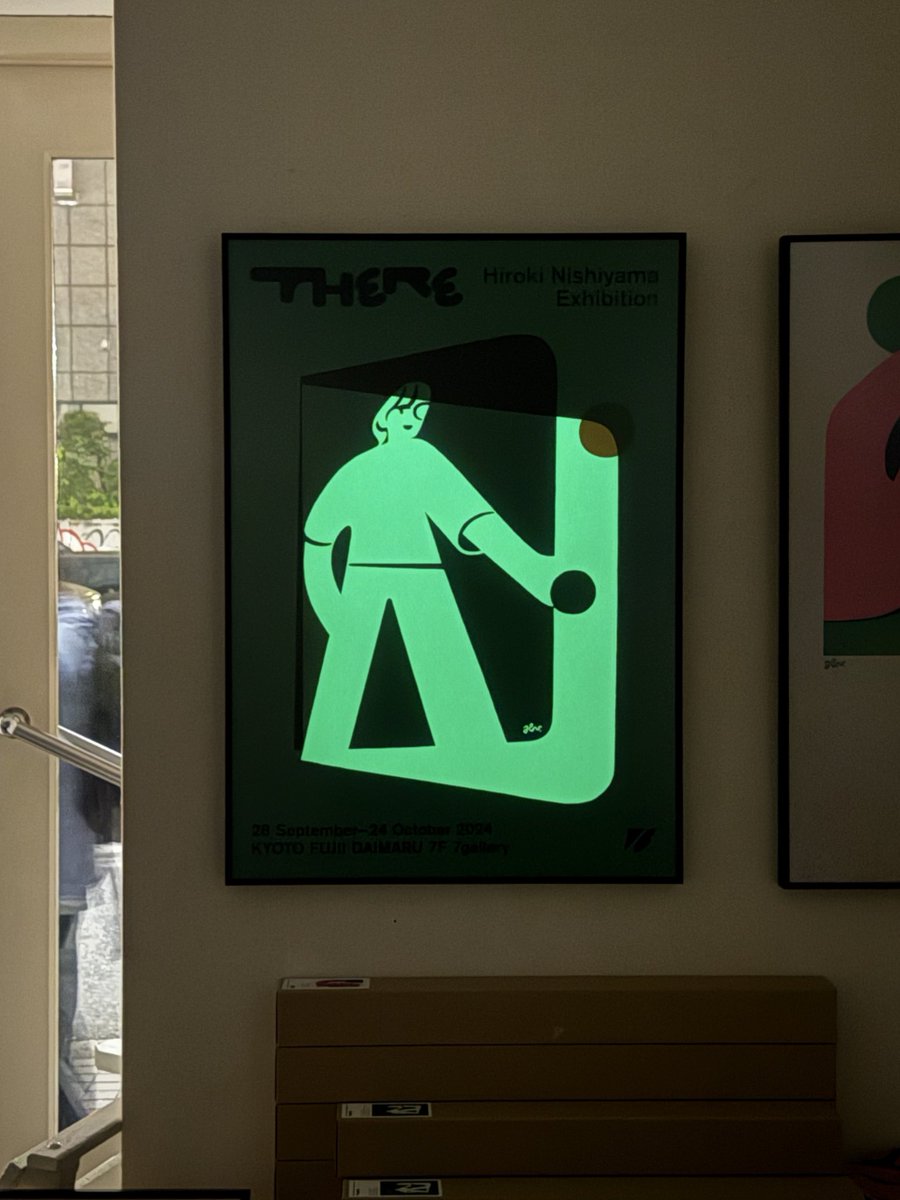 昨日はギャラリーを閉める際にシルクスクリーンポスター“THERE”特別盤の畜光具合を確認◎ 暗い所ではこのように発光します。
本日は13時くらいからギャラリーに在廊する予定です。会場はHB GALLERY。会期は5/28まで。