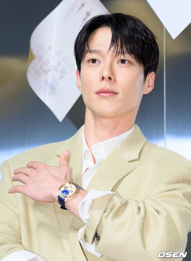 イ・ビョンホン　グッズ一式　計24点 PHOTO】イ・ビョンホン＆チャン・ギヨン、時計ブランド「Breguet