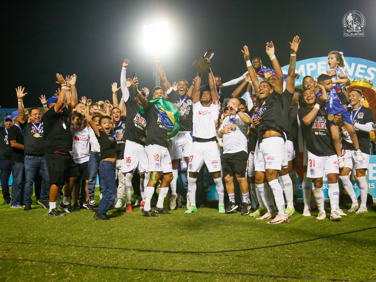 CDOlimpia's tweet photo. La foto más repetida de la historia: ¡Olimpia levantando una copa más! 🤩🏆 https://t.co/KqYCJPQYHb