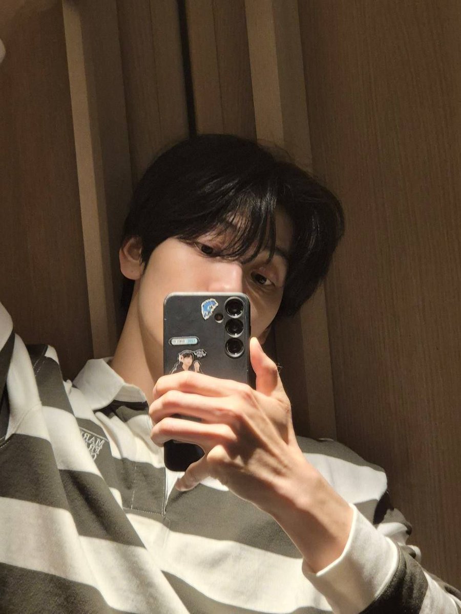 They dubbed me the king of selca. I mean, how sweet, but let's be real, maybe it’s just cause this face doesn't take a bad pic, ever? HAHAHA. Blame the genetics, not me. Anyway, still flexing my fave striped shirt too. Adorable, right? Try not to fall in love, but with me.