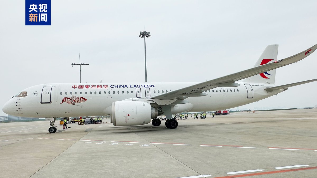 PDChinese's tweet photo. 【中國國產大飛機C919首航福建廈門】5月25日，中國國產大飛機C919執飛MU5247航班從上海虹橋國際機場出發，搭載著148名旅客抵達福建廈門高崎國際機場，完成C919的廈門首航。自5月25日起，中國國產大飛機C919在廈滬快線常態化執飛，每日往返一班。 https://t.co/7ljt3Lc6hz