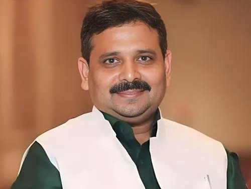 bstvlive's tweet photo. सोनभद्र 🚩
➡️ प्रभारी मंत्री रविंद्र जायसवाल का जिले का दौरा आज
➡️ बेसिक शिक्षा विभाग के कार्यक्रम में होंगे शामिल
➡️ सुबह 10:30 बजे लखनऊ से सीएम के कार्यक्रम में शामिल
➡️ पंचायत प्रतिनिधि सम्मेलन में हिस्सा लेंगे
#Sonbhadra #RavindraJaiswal #EducationProgram #PanchayatConference #UPNews @basicshiksha_up @RavindraMoS_IC