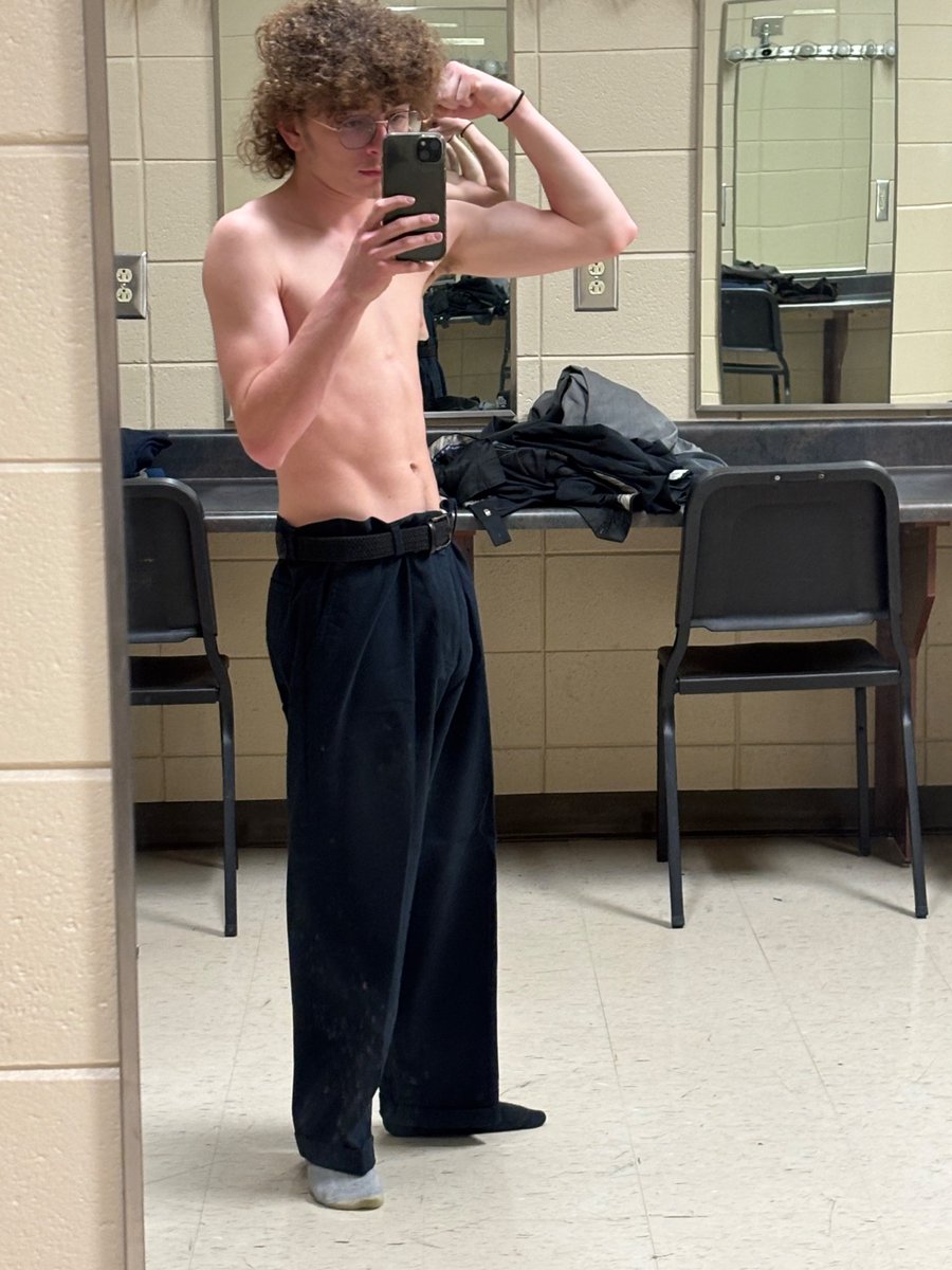 SleeshSlonker's tweet photo. photo at the gym, still proud https://t.co/GYJVZeo3pv