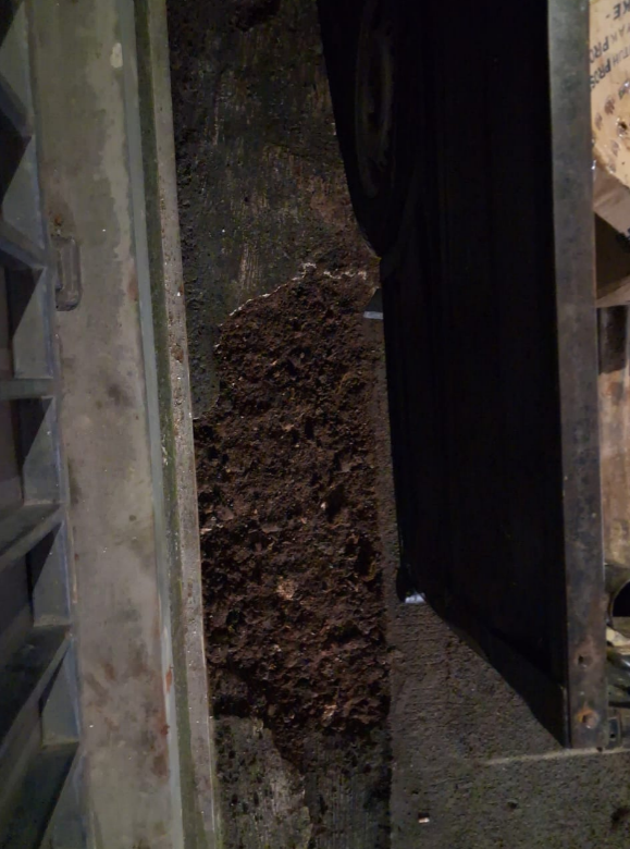 Halo <a href="/TelkomIndonesia/">Telkom Indonesia</a> , apakah galian ini akn segera diperbaiki? Digali di sekitar jam 1.30 dini hari tadi yg bunyi galianny sngt ganggu istirahat kami, sampai jam pagi ini 5.30 ini ternyata msh belum ditutup dngn cor/semen. Sy juga tidak tau ini nasib air saluran depan rumah sy