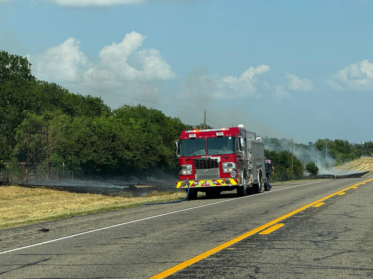 kwtx's tweet photo. Groesbeck Fire Department fights 80-acre fire. More: https://t.co/ujmffdDfXn 

Photos: Groesbeck Fire and Rescue https://t.co/xIeO7d6otd