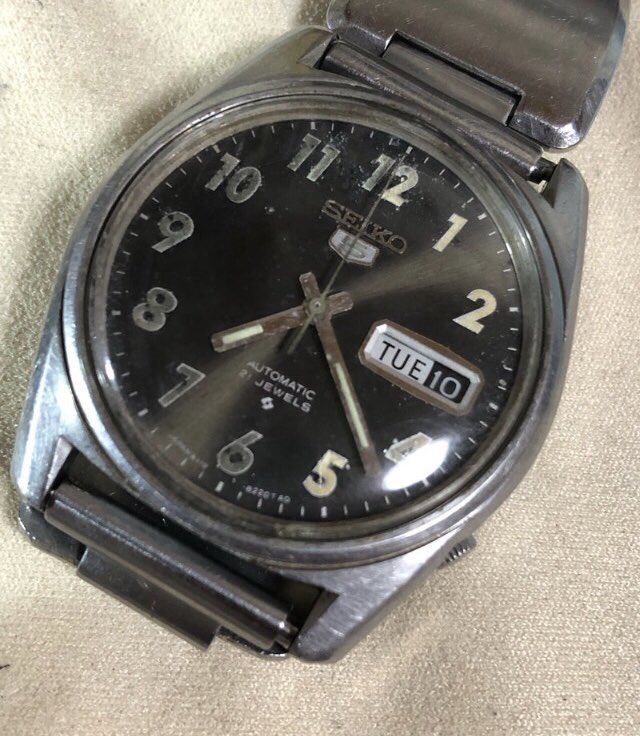 hide3mk2's tweet photo. SOGウォッチ!
ネットでSOGが使ってたと
されるSEIKOの
5スポーツの写真を
拾ってきて
自分の時計と比較する。
やはりヴィンテージ特有の
意匠があり
現行品とは微妙に違う。
悩ましいな。
#ベトナム戦争
#アメリカ軍特殊部隊
#SOG
#特殊部隊御用達時計
#seiko
#5sports https://t.co/EZUO6OQkvl