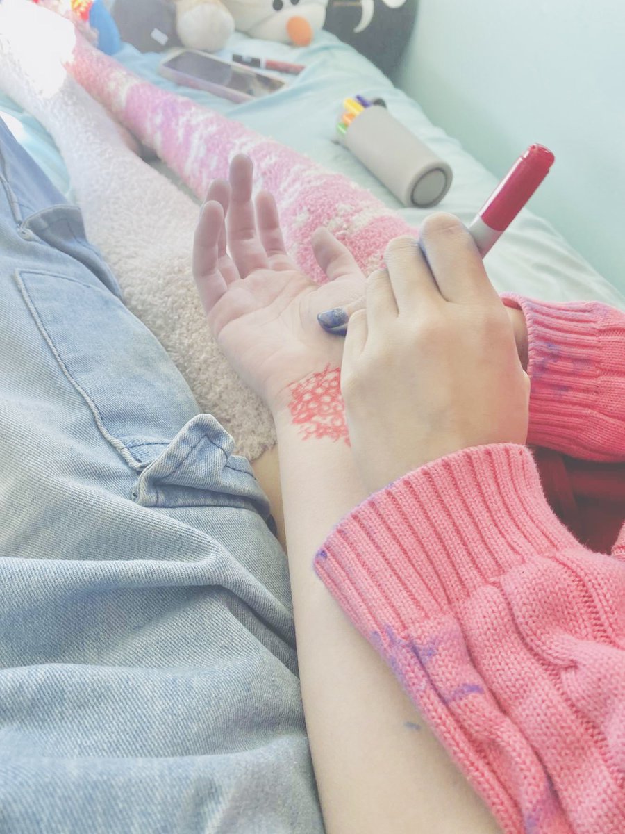 littlestkiddo's tweet photo. heheh .. wlso he so sneaky withs takif pics 📷 ignore my blue 🐬 handz i dyed his hair ! :3 https://t.co/6o09VHio7M