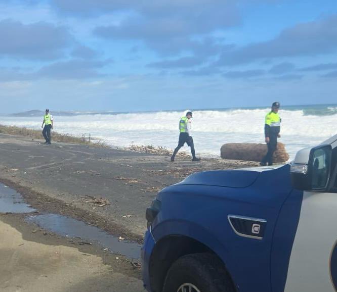 #SantaElena | 🚨 ¡Atención, usuarios de la vía! 🌊🚗!

El fuerte oleaje ha invadido la calzada en la Av. Punta Carnero - Salinas, dejando palos, escombros y otros residuos que representan un riesgo para los conductores.
📍 Personal de la (CTE) está presente en el lugar.