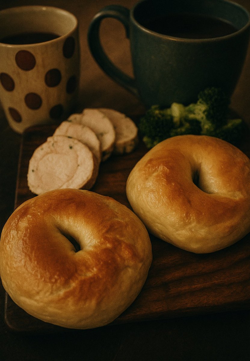 budopann's tweet photo. 今日のパン🥖🥖🥖
【明太子ベーグル】
ベーグル、チキンロール、ブロッコリーにホットドリンクで、1日がゆっくり始まる。 実はブロッコリー、ビタミンCがレモンより多いって知ってた？ 加熱しすぎると栄養が逃げるから、サッと蒸すかレンチンがベスト◎
#ベーグル #朝ごはん https://t.co/RZBrF2REBz