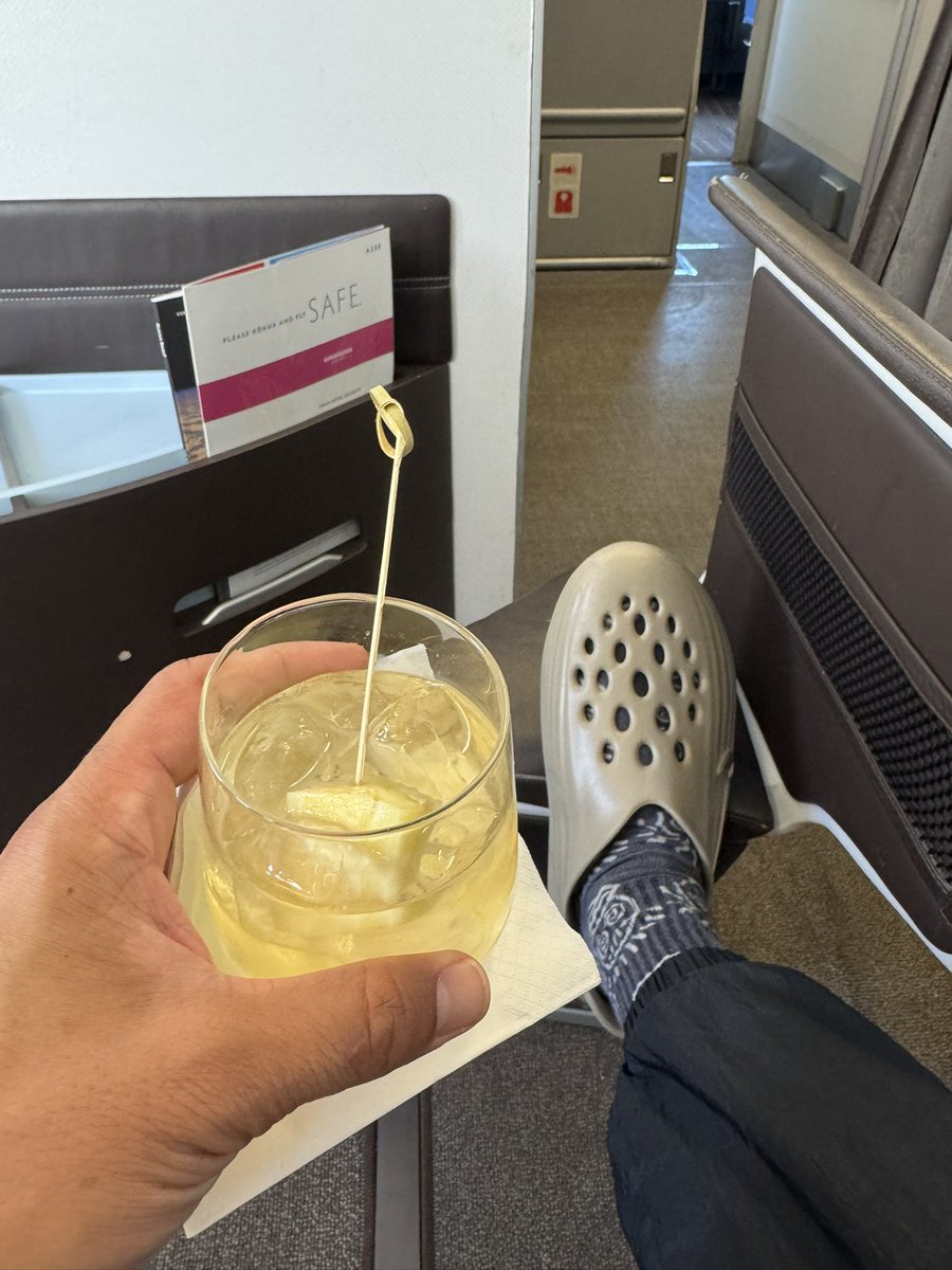 OnlineCarlo's tweet photo. i am rejuvenated &amp; ready for the next chapter @HawiianAir 🍍 📌  🍹 🌕 #PaidTimeOff https://t.co/KgLfYpq7Mn