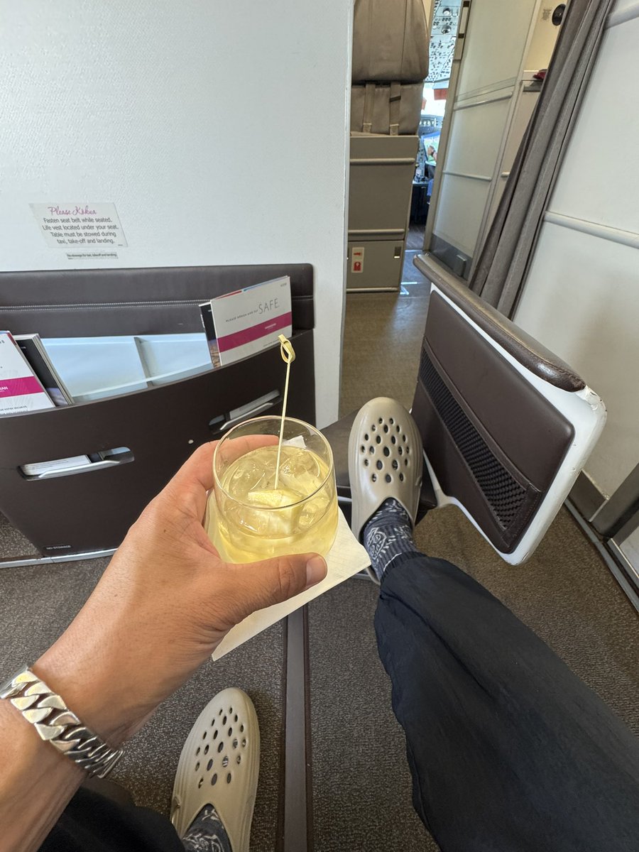 OnlineCarlo's tweet photo. i am rejuvenated &amp; ready for the next chapter @HawiianAir 🍍 📌  🍹 🌕 #PaidTimeOff https://t.co/KgLfYpq7Mn