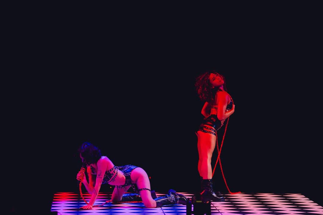 gallagherstage's tweet image. When @halsey said &quot;cosmic cocktail party,&quot; we said hold our martini. Custom glass + spiral staircase + floating moons + stars = pure magic 🍸✨

Catch this celestial spectacle across 32 cities this summer! Our LA + NASH teams outdid themselves 🌙

#ForMyLastTrickTour #StageDesign