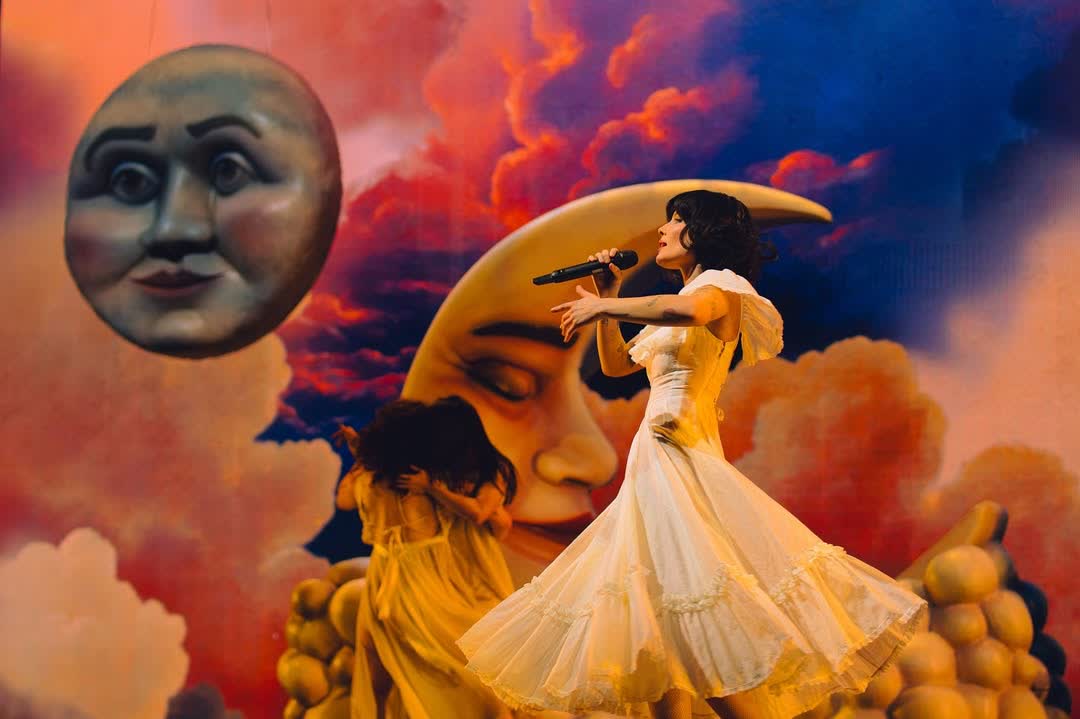 gallagherstage's tweet image. When @halsey said &quot;cosmic cocktail party,&quot; we said hold our martini. Custom glass + spiral staircase + floating moons + stars = pure magic 🍸✨

Catch this celestial spectacle across 32 cities this summer! Our LA + NASH teams outdid themselves 🌙

#ForMyLastTrickTour #StageDesign