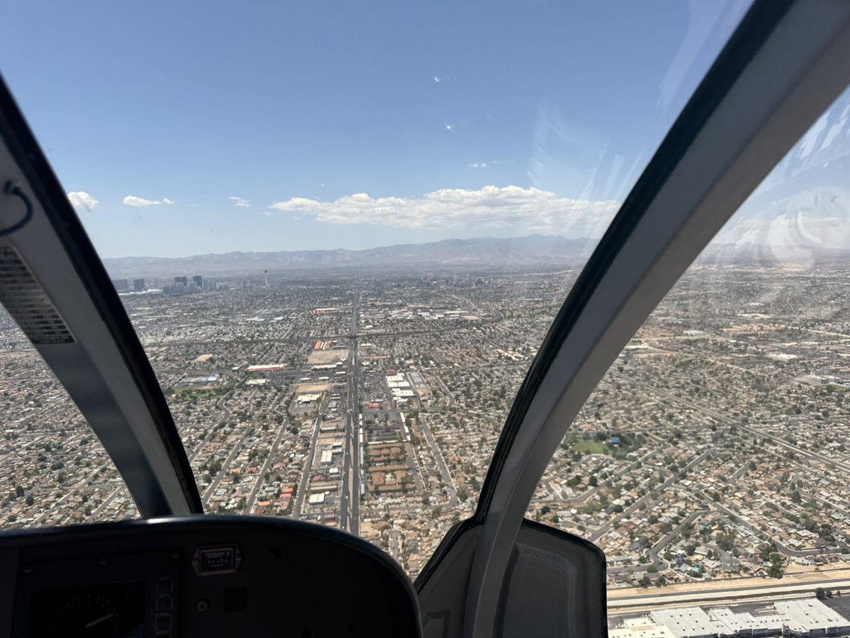 Ar biznesa partneri aizlidojām ar helikopteru līdz Grand Canyon West no Vegas un vispār pirmo reizi mūžā lidoju ar to. Varu ieteikt, nav nemaz tik traki, lai gan tas ir nedaudz bailīgi.
