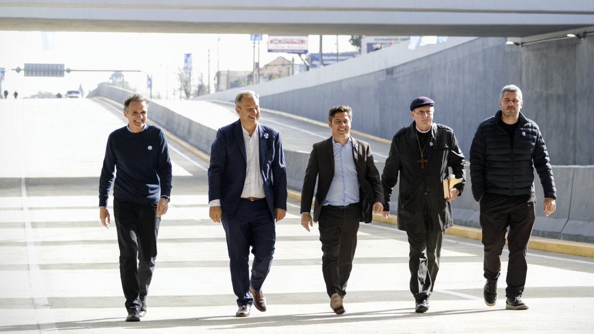 CascallaresPJ's tweet photo. 🇦🇷⚓️ Hoy en Alte Brown celebramos el #DíaDeLaPatria inaugurando esa megaobra de 1,4 kilómetros de extensión que es el Viaducto "Papa Francisco" sobre la Ruta 4 en Burzaco.
Allí vivimos una verdadera fiesta junto a miles de vecinos y a @Kicillofok, @gkatopodis, @Carli_Bianco, @CrisAlvarezRod, #RobertoCaggiano, @HernanYZurieta, @Andreswatsonok y el intendente @fmoreiraok que nos acompañaron.

#BrownConstruyeFuturo #ViaductoPapaFrancisco